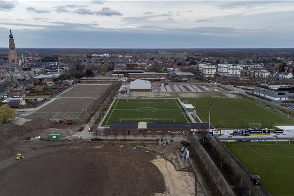 Aménagement parc sportif Wereldakker avec terrains de football en gazon naturel et synthétique et piste d'athlétisme - Sportinfrabouw NV